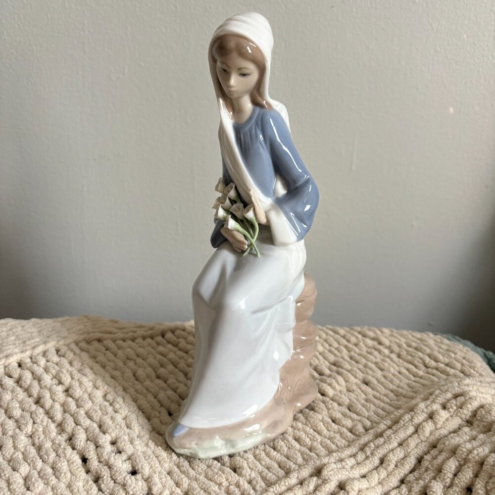 Lladro 4972 "Girl with Lilies Sitting" Porcelain Figurine
